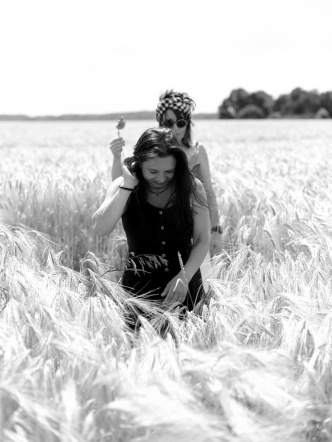 into the fields with Meike & Victoria